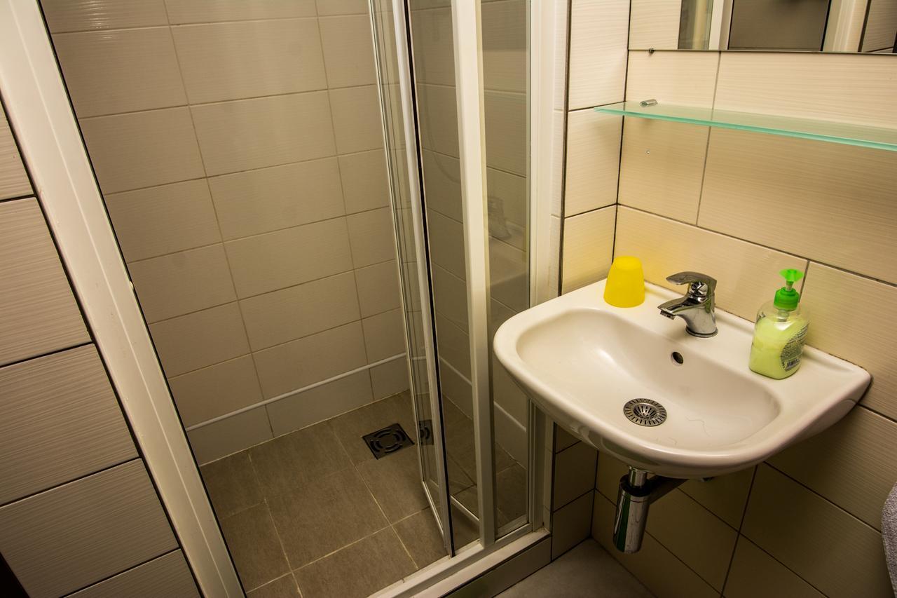 Onefam Miru Hostel Prague Exterior photo