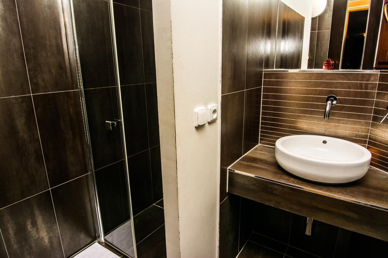 Onefam Miru Hostel Prague Exterior photo