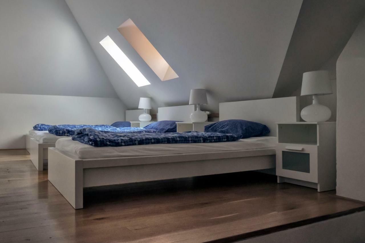 Onefam Miru Hostel Prague Exterior photo